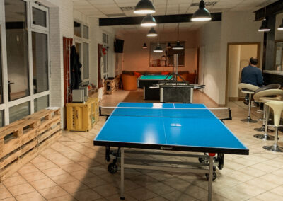 Tischtennisplatte steht in einem großen Raum zusammen mit dem Airhockey und Billardtisch